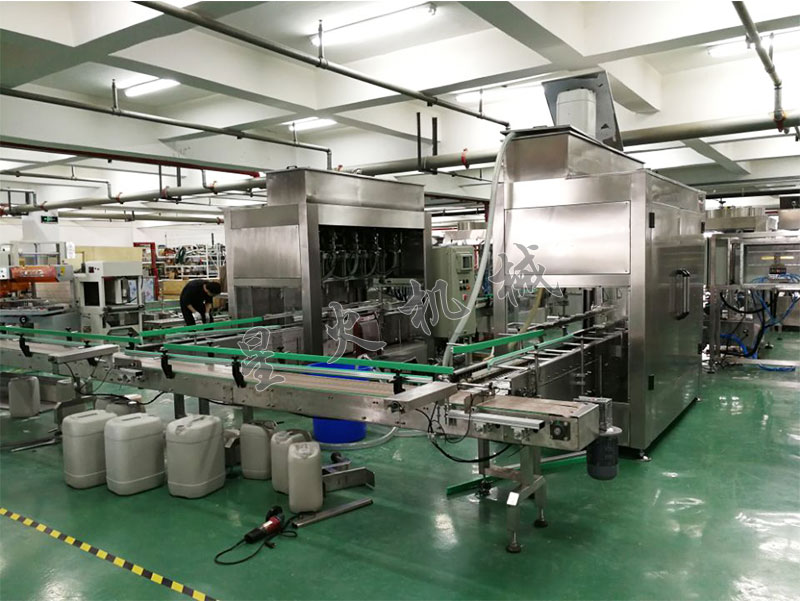 25公斤液體自動(dòng)灌裝機(jī)生產(chǎn)線車(chē)間展示